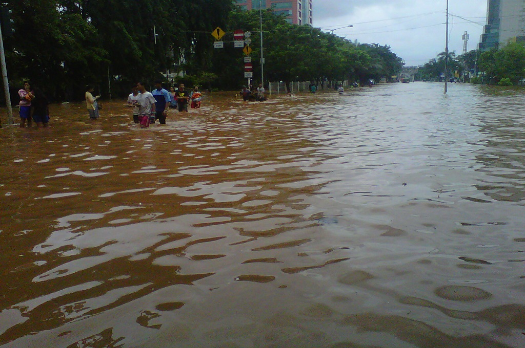 Ketika Warga Ibu Kota Berjalan Terobos Banjir Puluhan Kilometer